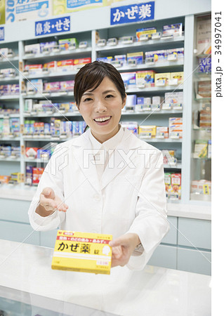 薬局でかぜ薬を見せる薬剤師 34997041