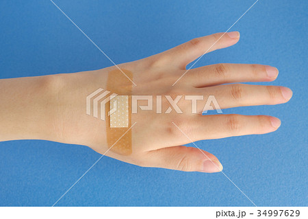 絆創膏を貼った手 絆創膏を貼った手 34997629