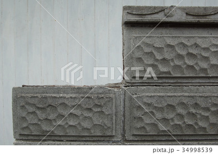 欠けたコンクリートブロック塀の写真素材