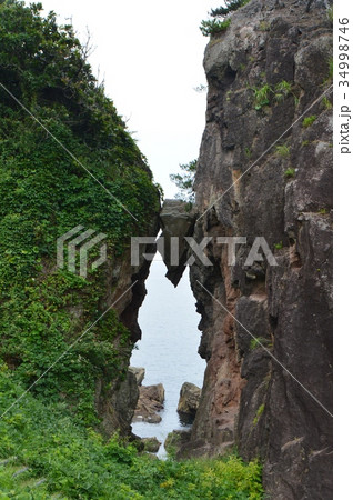 弁慶のはさみ岩(佐渡島/新潟県佐渡市) 弁慶のはさみ岩(佐渡島/新潟県佐渡市) 34998746