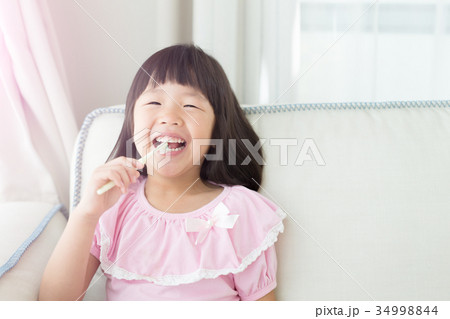 cute girl brush teeth 34998844