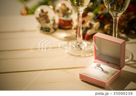 ダイヤの指輪　クリスマスイメージ 35000239