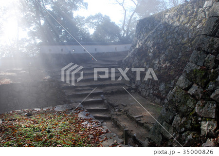 備中松山城 霧の大手門枡形 備中松山城 霧の大手門枡形 35000826