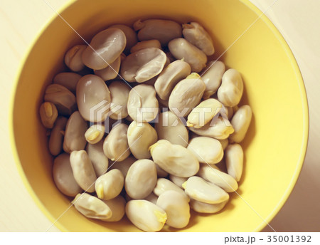A close up of fresh broad beans. 35001392