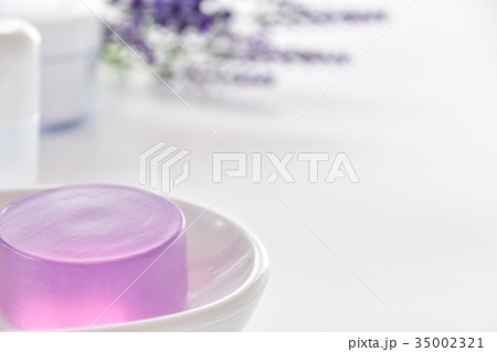 美容イメージ　石鹸とラベンダー 35002321