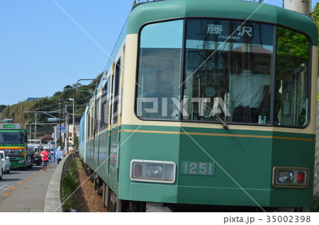海岸線を走る江ノ電 海岸線を走る江ノ電 35002398