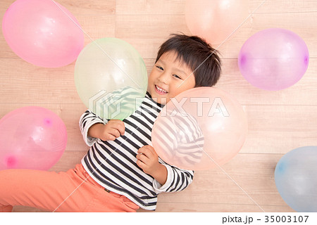 風船と子供 風船と子供 35003107