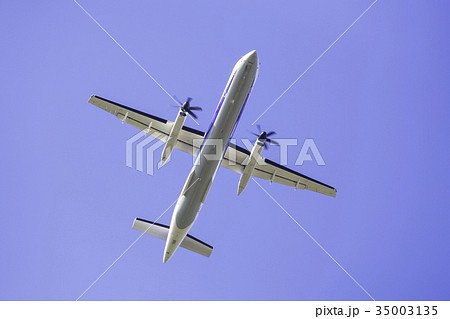 真上を飛ぶ飛行機 ボンバルディアDHC8-Q400 真上を飛ぶ飛行機 ボンバルディアDHC8-Q400 35003135