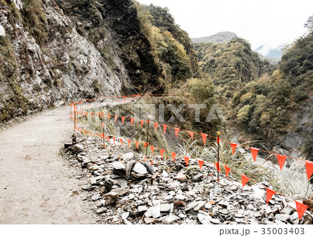 台風で土砂崩れした山の道路 35003403