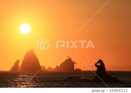 西伊豆大田子海岸の夕日 ゴジラ岩と島々の写真素材