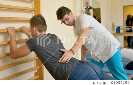 Physical therapist kinetotherapy 35004290