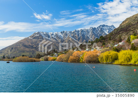 ニュージーランド　クイーンズタウン　ワカティプ湖　クルーズ船上からの風景 35005890