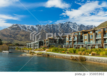 ニュージーランド　クイーンズタウン　ワカティプ湖　クルーズ船上からの風景 35005902