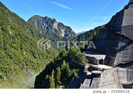 黒部ダムの展望広場 35006420