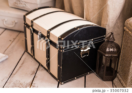 Small decorative old treasure chest 35007032