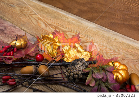 Thanksgiving background gold pumpkin acorn wreath 35007223