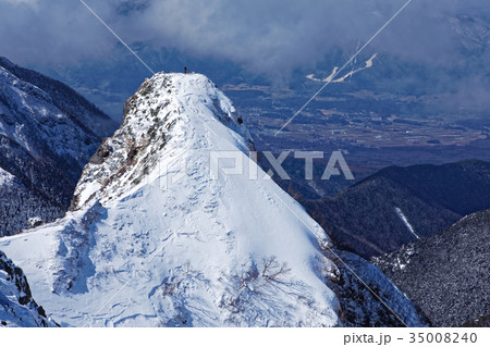 雪の八ヶ岳連峰・大同心の岩峰 35008240