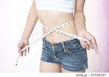 腹囲を測る女性 35008397