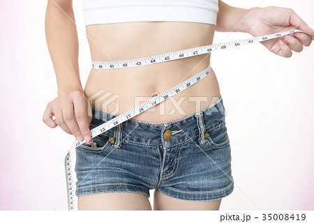 腹囲を測る女性 35008419