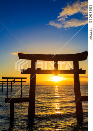 海中鳥居の夜明けと日の出　佐賀県　太良町 35008605