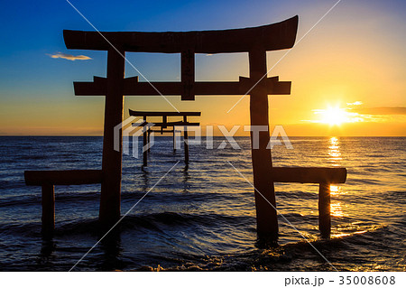 海中鳥居の夜明けと日の出　佐賀県　太良町 35008608