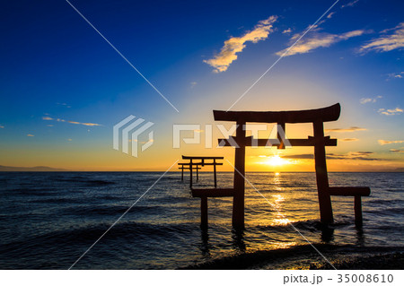 海中鳥居の夜明けと日の出　佐賀県　太良町 35008610