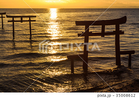 海中鳥居の夜明けと日の出　佐賀県　太良町 35008612