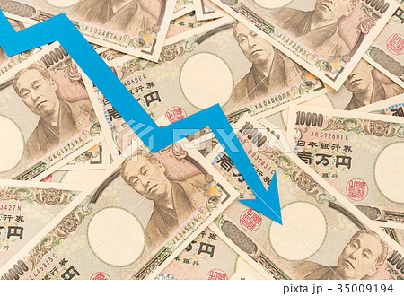 下降矢印と一万円札 減少 下降 減額 下向き 下降矢印と一万円札 減少 下降 減額 下向き 35009194