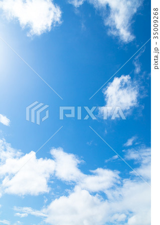 さわやかな青空 春の空 白い雲と青い空 背景素材 コピースペース 文字スペース さわやかな青空 春の空 白い雲と青い空 背景素材 コピースペース 文字スペース 35009268