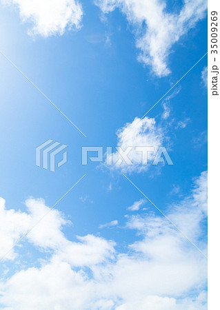 さわやかな青空 春の空 白い雲と青い空 背景素材 コピースペース 文字スペース さわやかな青空 春の空 白い雲と青い空 背景素材 コピースペース 文字スペース 35009269