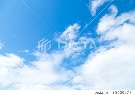 さわやかな青空 春の空 白い雲と青い空 背景素材 コピースペース 文字スペース さわやかな青空 春の空 白い雲と青い空 背景素材 コピースペース 文字スペース 35009277
