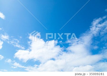 さわやかな青空 春の空 白い雲と青い空 背景素材 コピースペース 文字スペース さわやかな青空 春の空 白い雲と青い空 背景素材 コピースペース 文字スペース 35009281