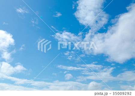 さわやかな青空 春の空 白い雲と青い空 背景素材 コピースペース 文字スペース さわやかな青空 春の空 白い雲と青い空 背景素材 コピースペース 文字スペース 35009292