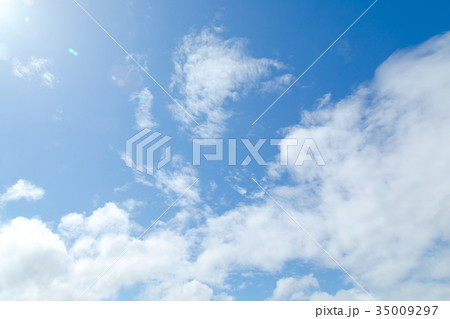 さわやかな青空 春の空 白い雲と青い空 背景素材 コピースペース 文字スペース さわやかな青空 春の空 白い雲と青い空 背景素材 コピースペース 文字スペース 35009297