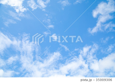 さわやかな青空　春の空　白い雲と青い空　背景素材　コピースペース　文字スペース 35009306