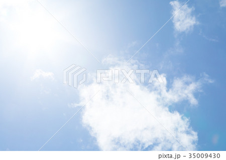 太陽とさわやかな青空 春の空 白い雲と青い空 背景素材 コピースペース 文字スペース 太陽とさわやかな青空 春の空 白い雲と青い空 背景素材 コピースペース 文字スペース 35009430