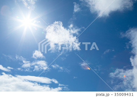 太陽とさわやかな青空　春の空　白い雲と青い空　背景素材　コピースペース　文字スペース 35009431