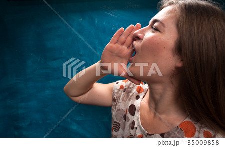 Portrait of young caucasian woman shouting 35009858