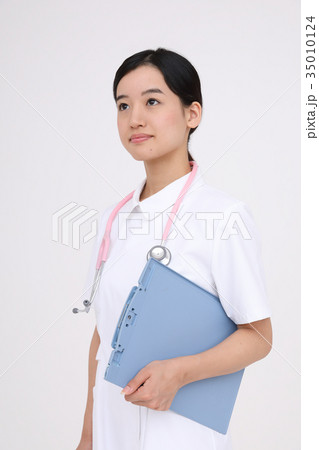真剣な顔で立つ看護師の写真素材