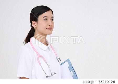真剣な顔で立つ看護師の写真素材