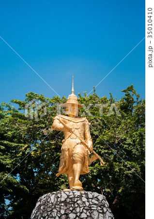 Statue of King Bayint Naung - Kawthaung, Myanmar Statue of King Bayint Naung - Kawthaung, Myanmar 35010410