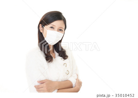 マスクをする女性 35010452