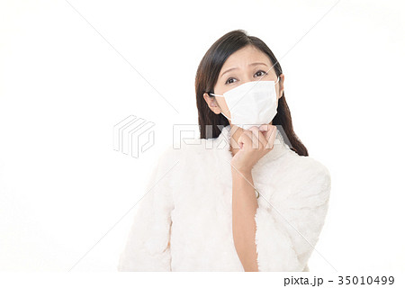 風邪に罹患した女性 風邪に罹患した女性 35010499