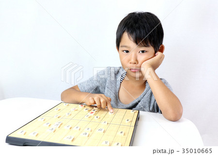 将棋で遊ぶ子供 将棋で遊ぶ子供 35010665
