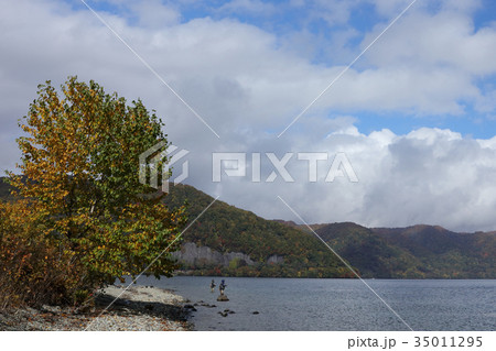 紅葉 十和田湖畔 風景 ニジマス釣り解禁 紅葉 十和田湖畔 風景 ニジマス釣り解禁 35011295