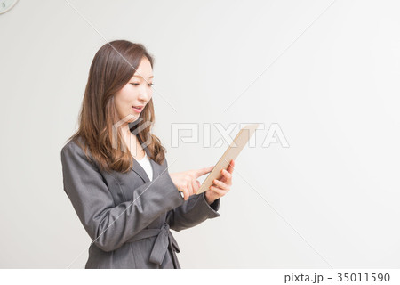 タブレットを触るキャリアウーマン 35011590