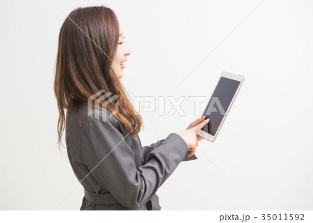 タブレットを触るキャリアウーマン 35011592