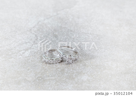 couple diamond rings 35012104