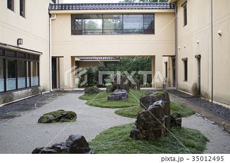 小雨にぬれる奥多摩の宿 35012495