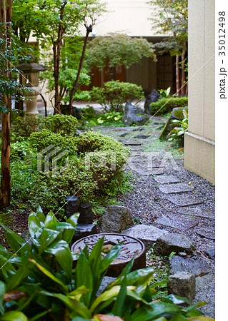 小雨にぬれる奥多摩の宿 小雨にぬれる奥多摩の宿 35012498